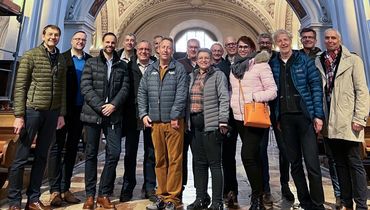 Geschäftsführer Johann Berger mit den Mitgliedern des Schmierstoffausschusses im Passauer Dom